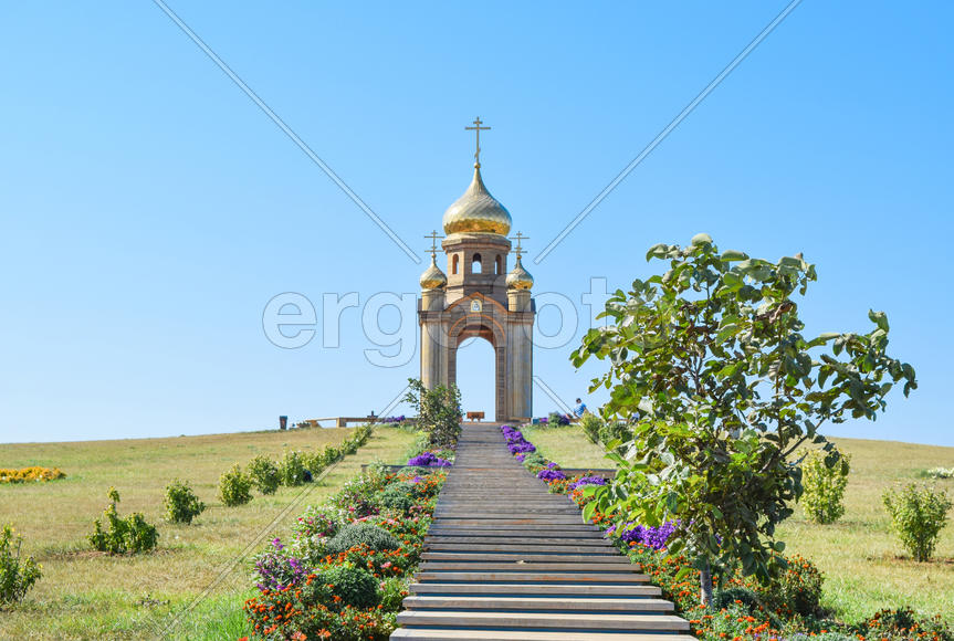 Православная часовня на холме. Скиния в казачьей станице Атамань.