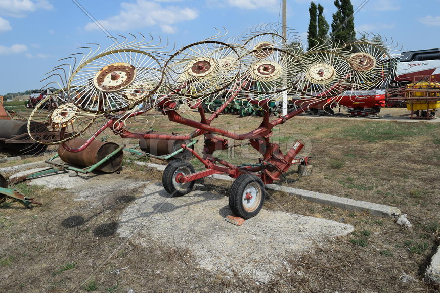 Trailer Hitch for tractors and combines. Trailers for agricultural machinery.