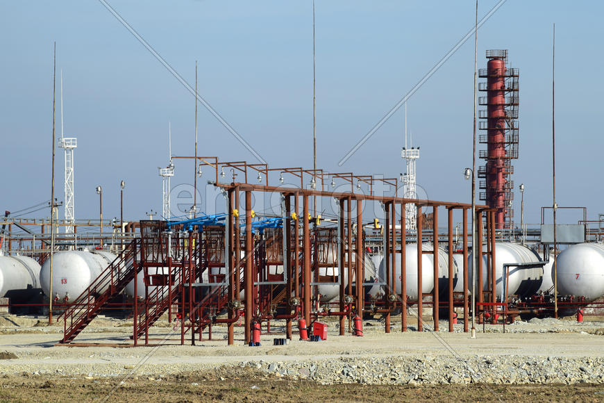Overpass loading of oil products and fuel storage vessels. The equipment at the refinery