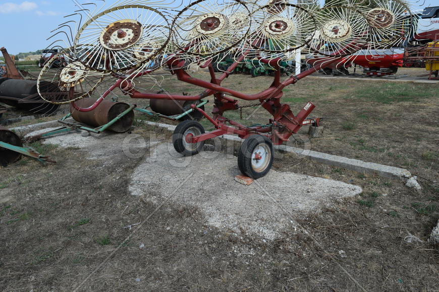 Trailer Hitch for tractors and combines. Trailers for agricultural machinery.