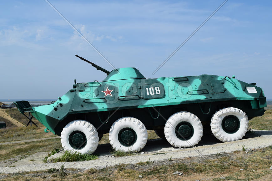 Боевая машина пехоты. Военный автомобиль для солдат на поле боя.