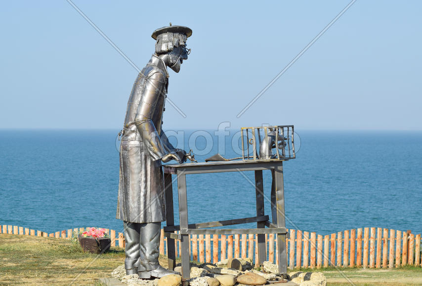 Статуя меховщика из металла с крысой в клетке. Металлическая статуя.