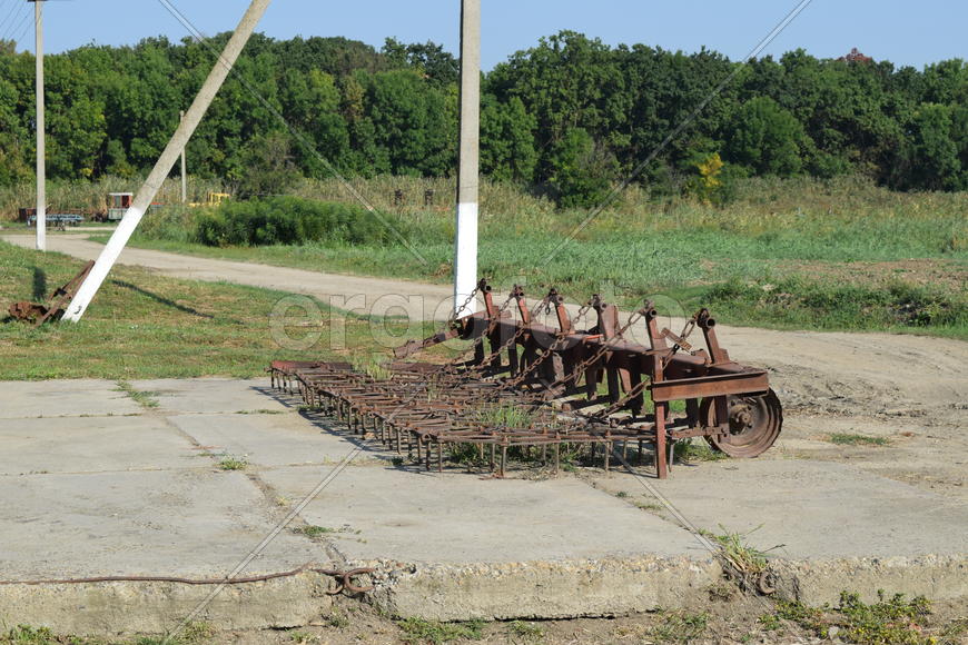 Trailer Hitch for tractors and combines. Trailers for agricultural machinery.