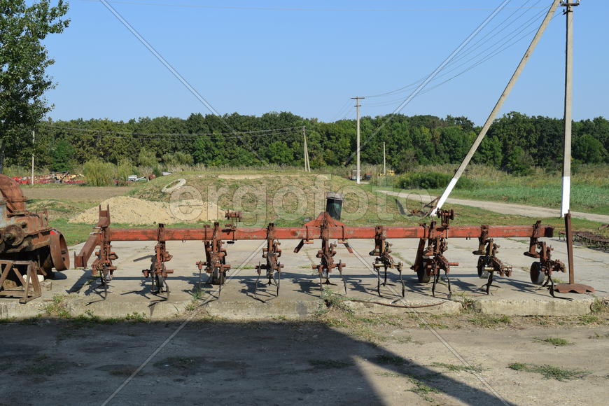 Trailer Hitch for tractors and combines. Trailers for agricultural machinery.