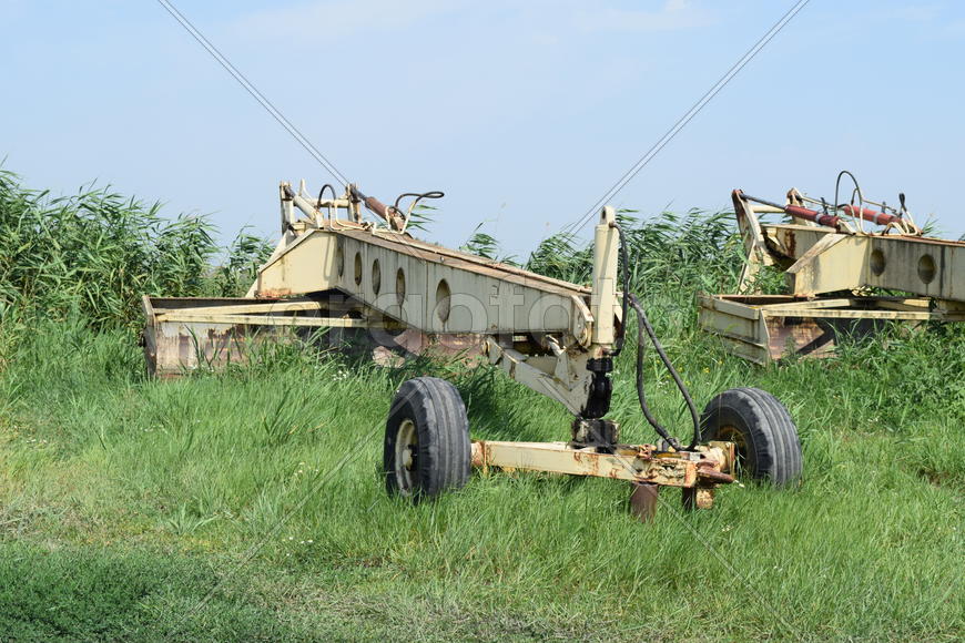 Trailer Hitch for tractors and combines. Trailers for agricultural machinery.