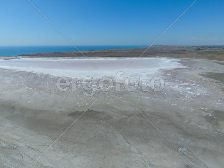 Озеро на Азовском побережье бывшего лимана. Вид сверху