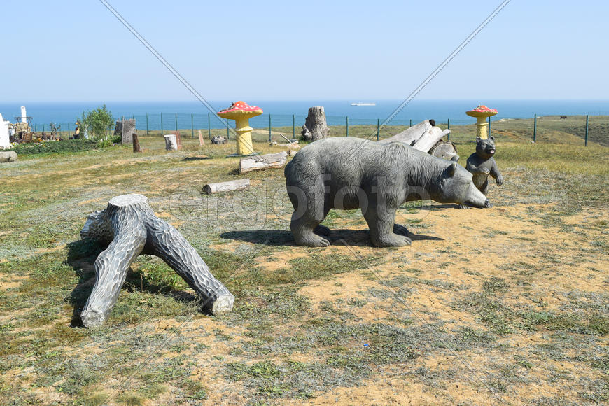 Декоративная фигурка мишки в саду 