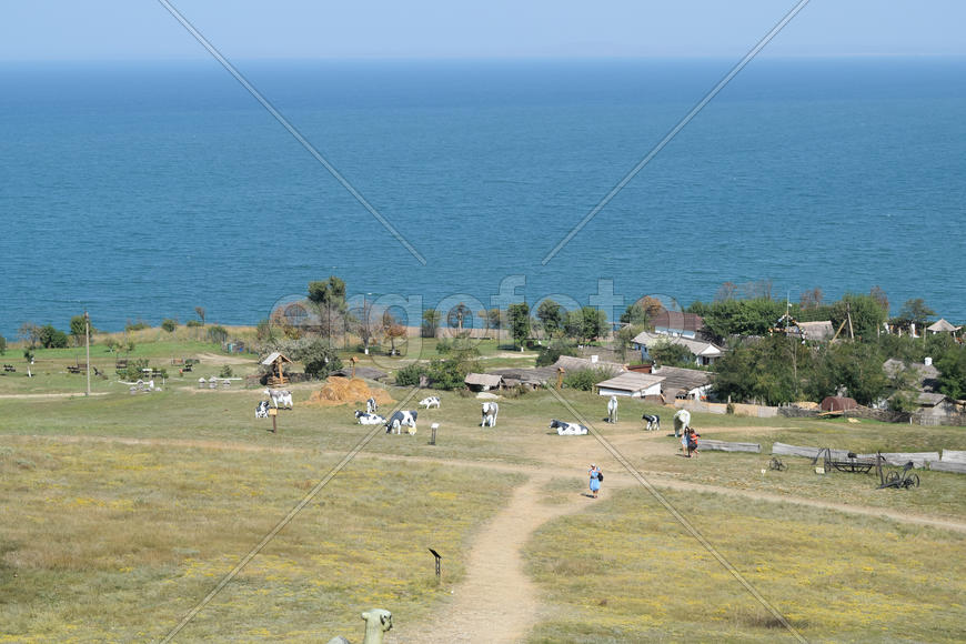 Музей Атамань. деревня и вид на море с высоты холма.