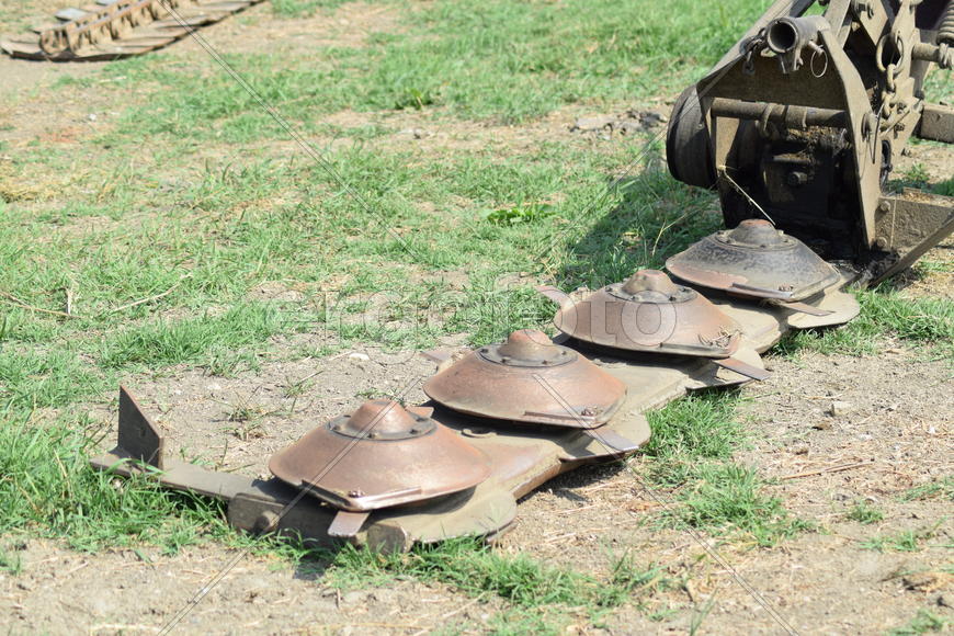 Trailer Hitch for tractors and combines. Trailers for agricultural machinery.