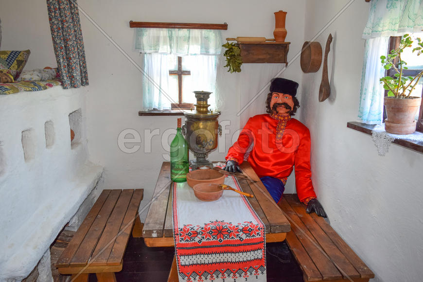 Реконструкция казачьего быта в доме.