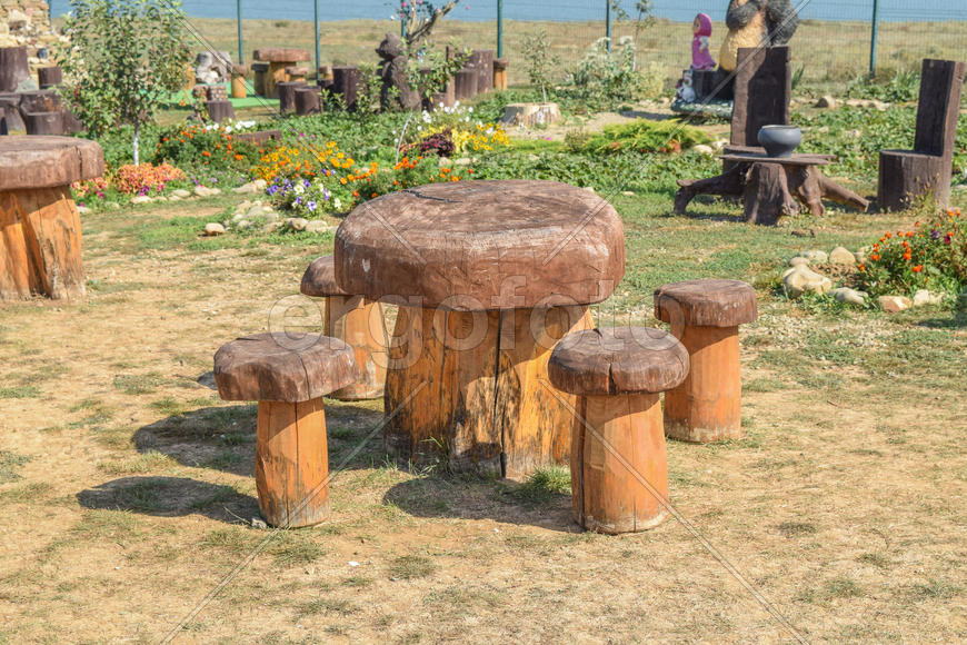 Стол и стулья в виде грибов.