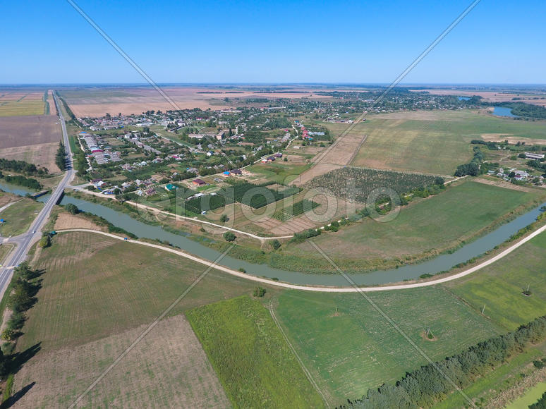 Аэросъемка. Вид сверху на маленькую деревню. 