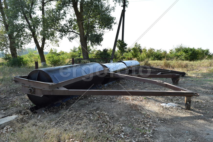 Trailer Hitch for tractors and combines. Trailers for agricultural machinery.