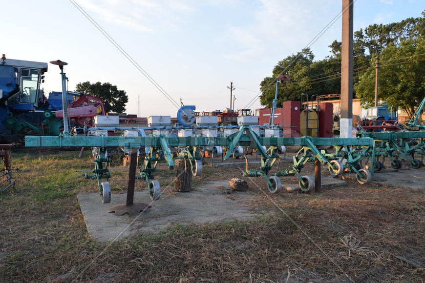 Trailer Hitch for tractors and combines. Trailers for agricultural machinery.