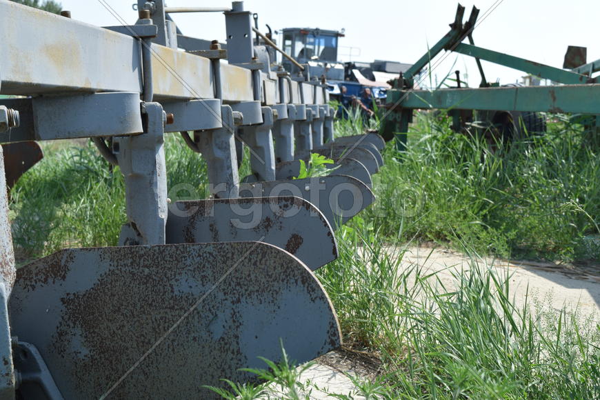 Trailer Hitch for tractors and combines. Trailers for agricultural machinery.