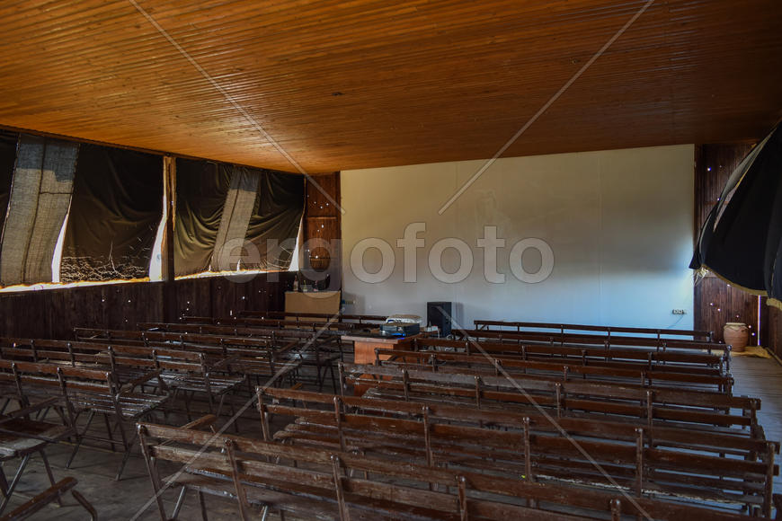Старый кинозал с современным проектором.