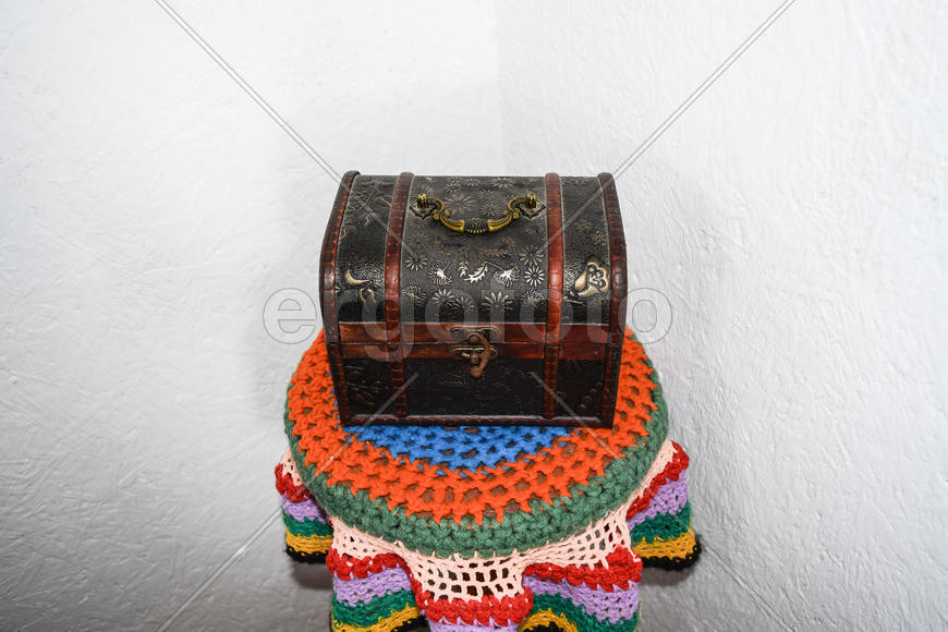 Древняя шкатулка для хранения вещей 