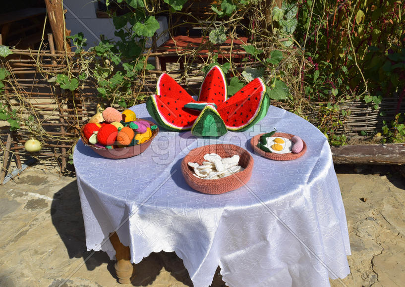 Стол с блюдами из трикотажной ткани