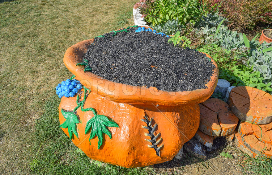 Глиняный горшок в виде мешка семян подсолнечника.