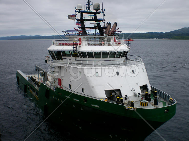 The small office ship, the assistant in port