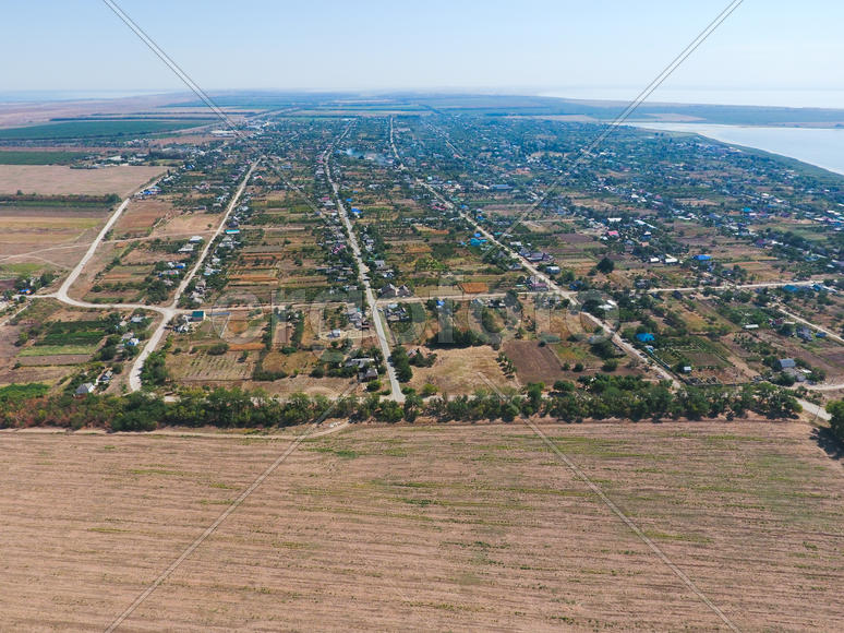 Вид сверху на маленькую деревню. 
