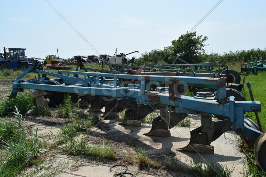 Trailer Hitch for tractors and combines. Trailers for agricultural machinery.