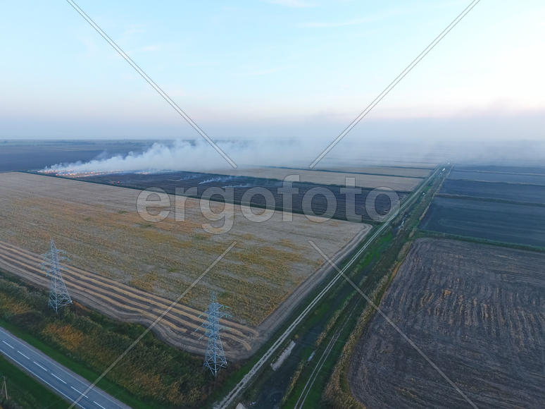 Сжигание соломы на полях после уборки урожая пшеницы.