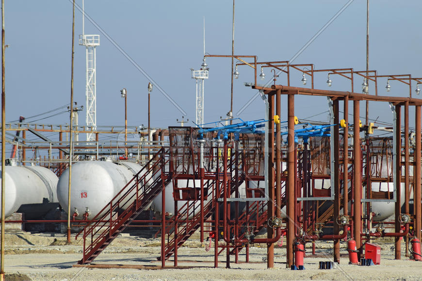 Overpass loading of oil products and fuel storage vessels. The equipment at the refinery