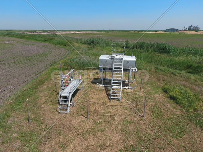 Equipment of an oil well. Shutoff valves and service equipment.