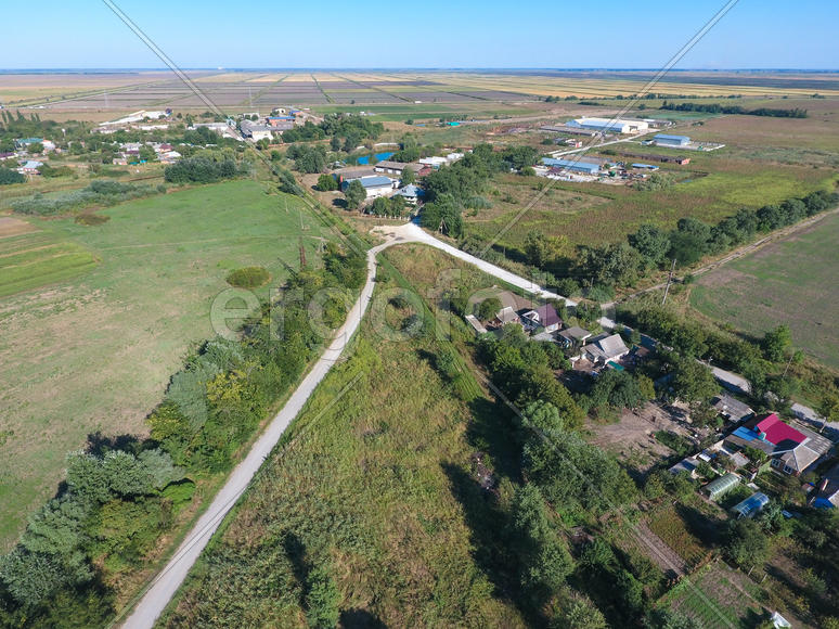 Вид сверху на маленькую деревню.