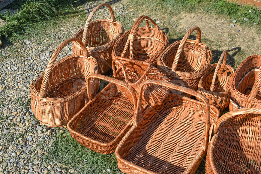 Несколько плетеных корзин на земле 