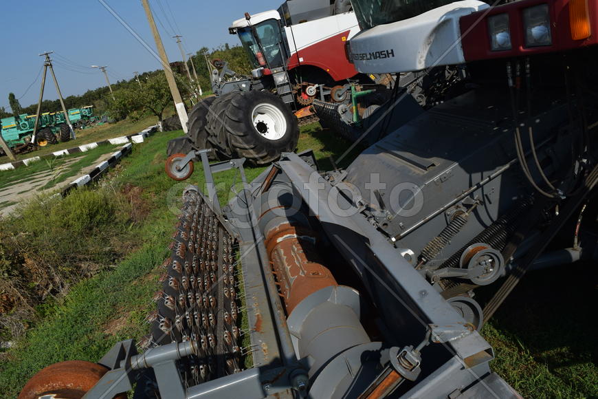 Trailer Hitch for tractors and combines. Trailers for agricultural machinery.