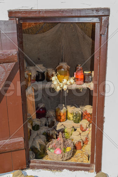 Стеклянные банки с консервированными овощами и фруктами.