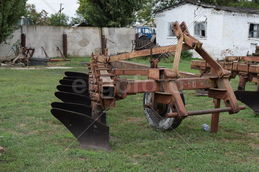 Trailer Hitch for tractors and combines. Trailers for agricultural machinery.