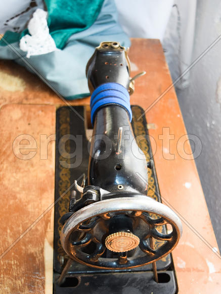 Старинная ручная швейная машинка 