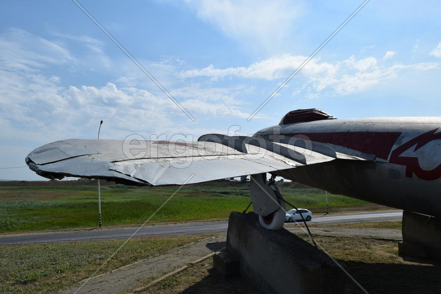 Музейный экземпляр самолета. Памятник самолет-истребитель. Военный Музей Хилл.