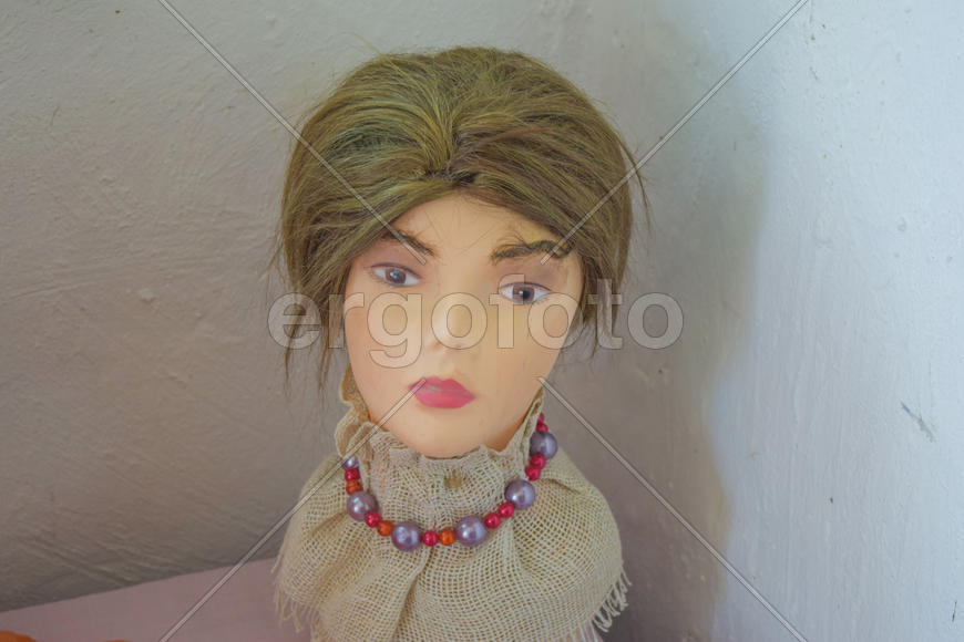 Манекен для примерки образцов этнической одежды и прически.