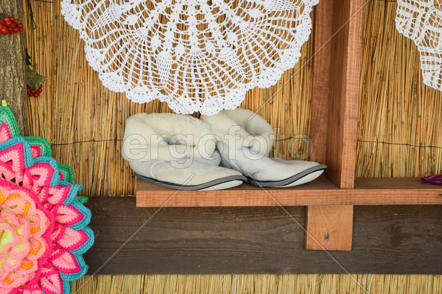 Пара теплых овчинных тапочек 