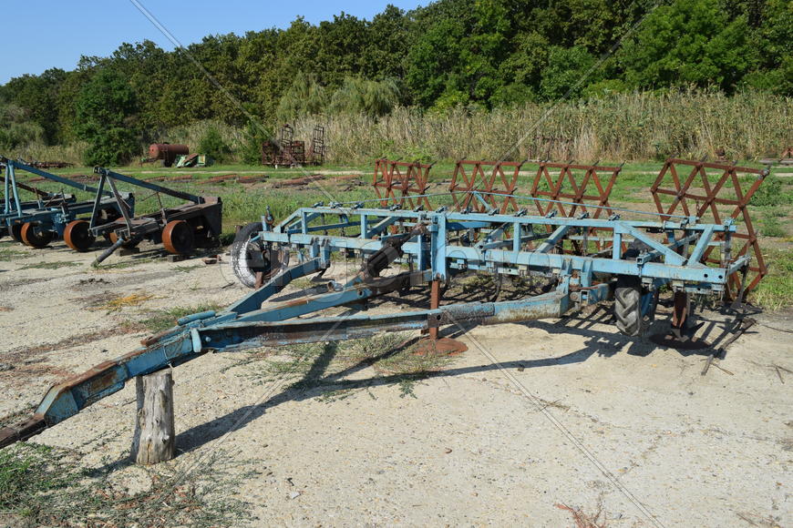 Trailer Hitch for tractors and combines. Trailers for agricultural machinery.