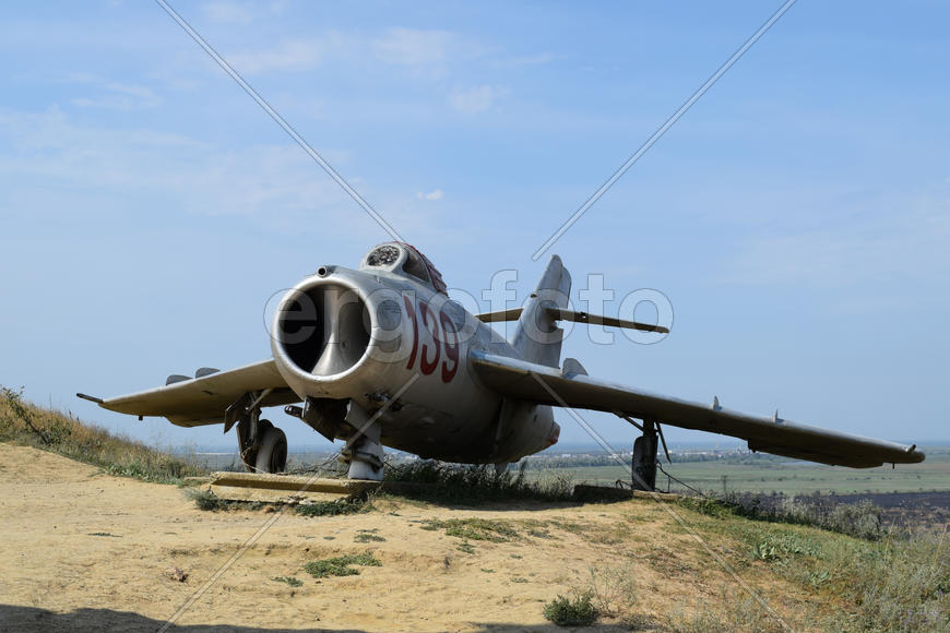 Музейный экземпляр самолета. Памятник самолет-истребитель. Военный Музей Хилл.