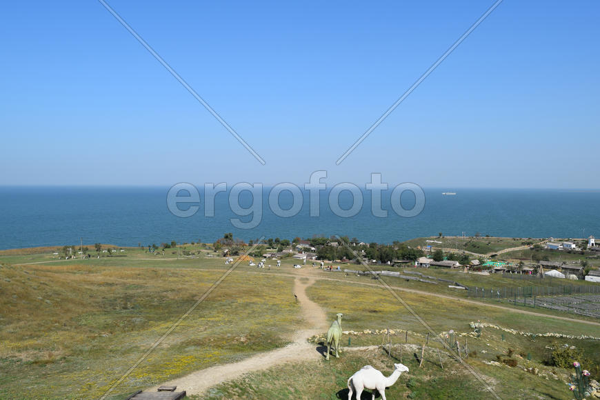 Музей Атамань. деревня и вид на море с высоты холма.