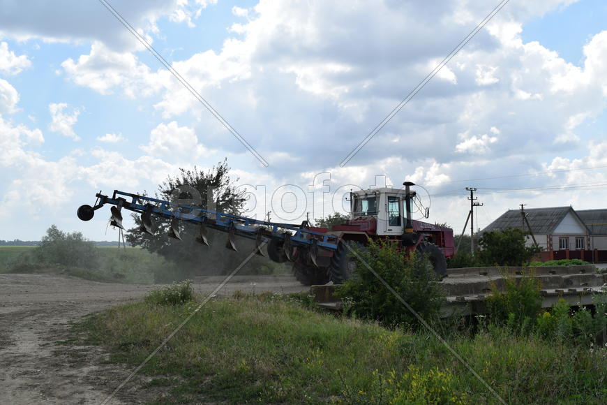 Trailer Hitch for tractors and combines. Trailers for agricultural machinery.