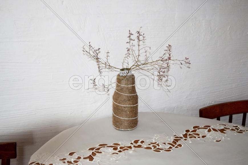 Ваза из бутылки, обмотанная бечевкой 