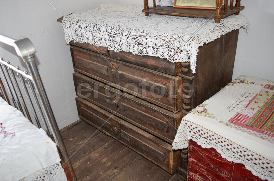 Антикварный комод с ящиками