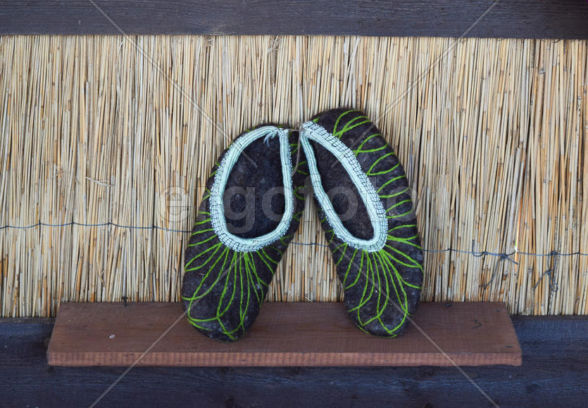 Пара теплых меховых зимних тапочек 