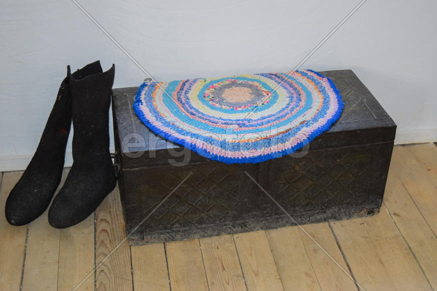 Старинный сундук для хранения вещей 