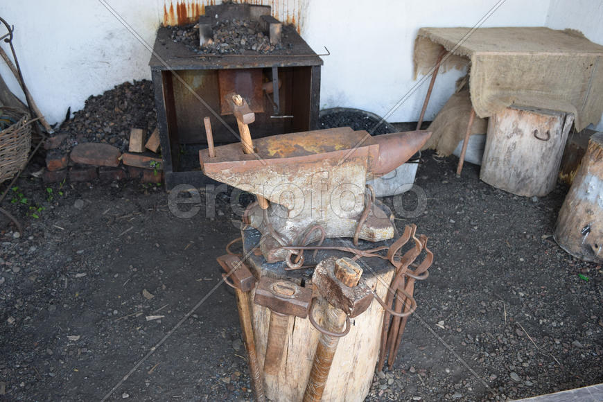 Старая наковальня кузнеца 