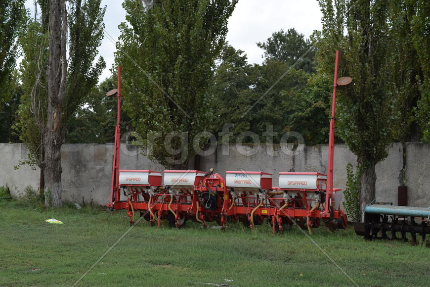 Trailer Hitch for tractors and combines. Trailers for agricultural machinery.