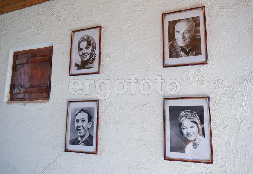 Портреты известных, но умерших актеров советского кино.