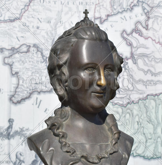 Бронзовая статуя императрицы Екатерины II.